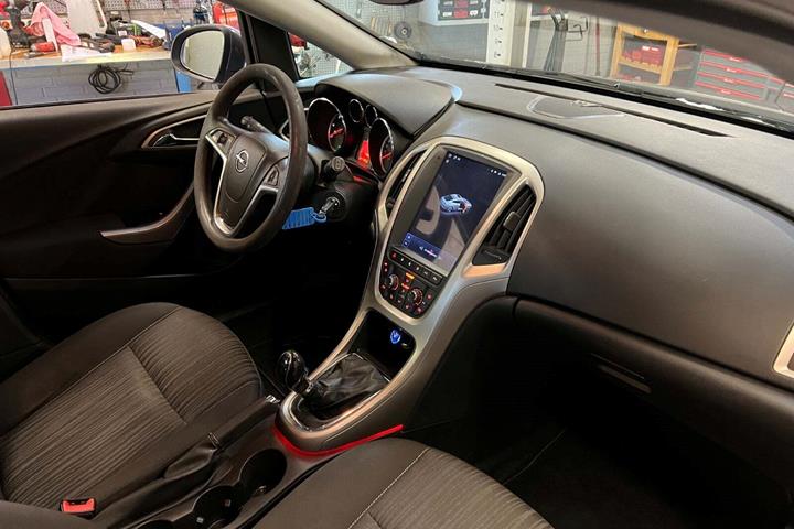 Grå Opel Astra fra 2011
