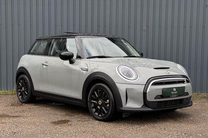 Grå Mini Cooper SE fra 2023 set udefra