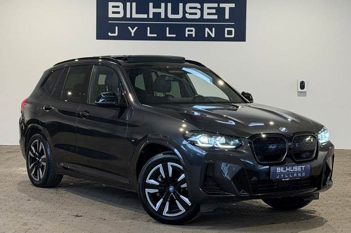 Grå BMW iX3 fra 2022 set udefra
