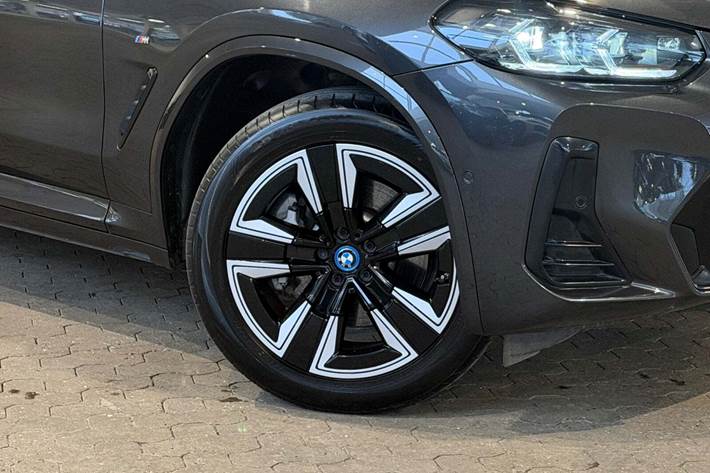 Grå BMW iX3 fra 2022