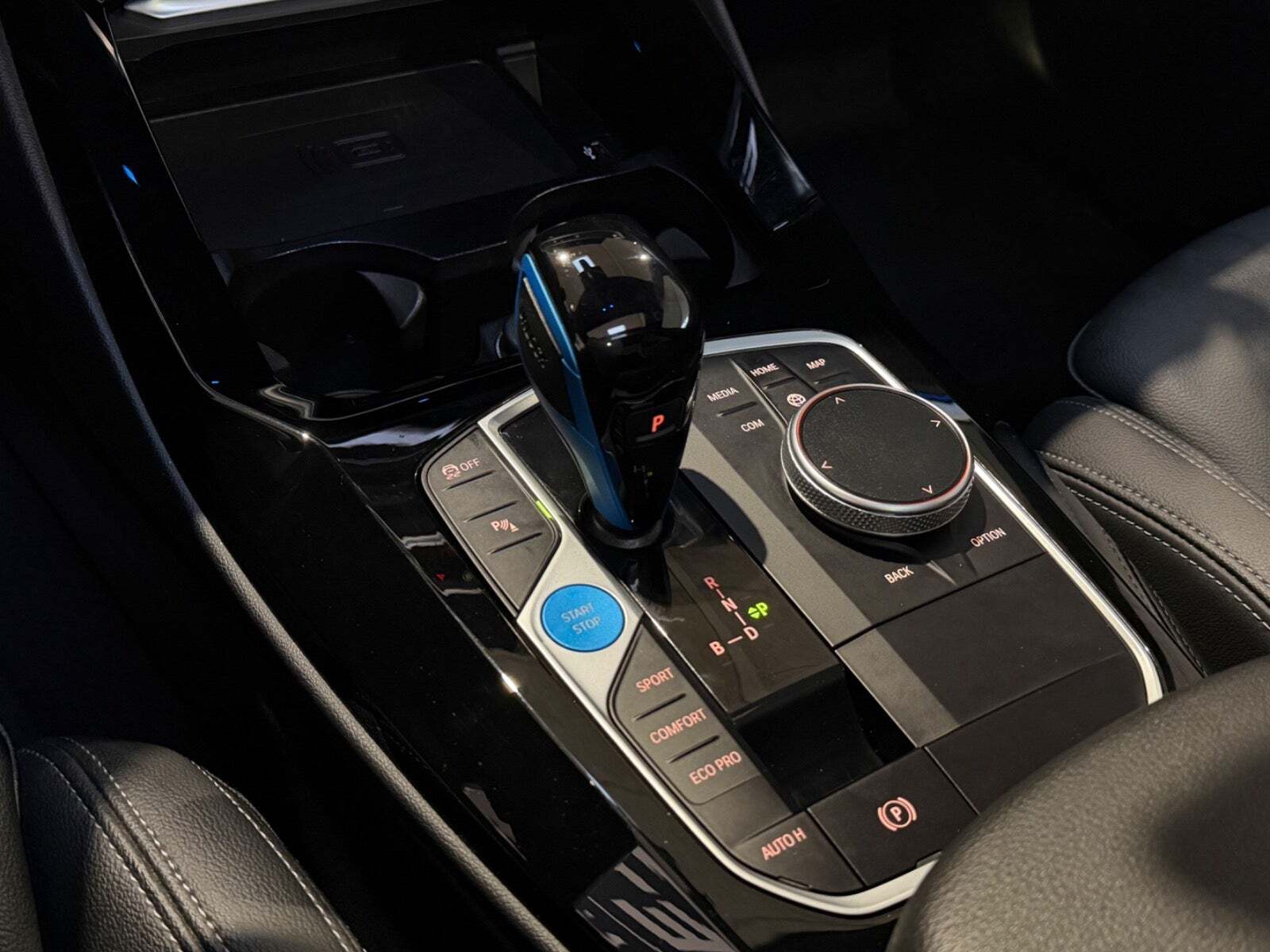 Grå BMW iX3 fra 2022