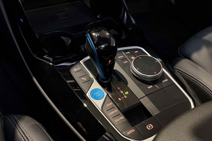 Grå BMW iX3 fra 2022