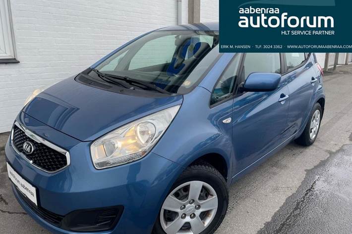 Blå Kia Venga fra 2013 set udefra