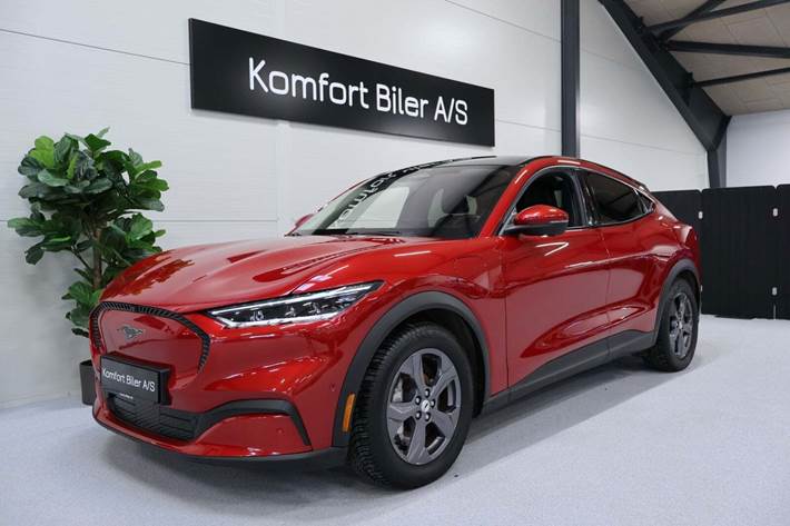 Rød Ford Mustang Mach-E fra 2022 set udefra