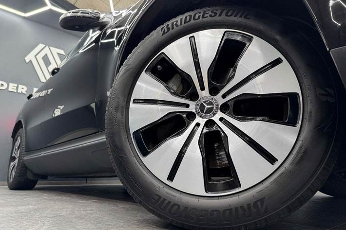 Sort Mercedes EQC400 fra 2023