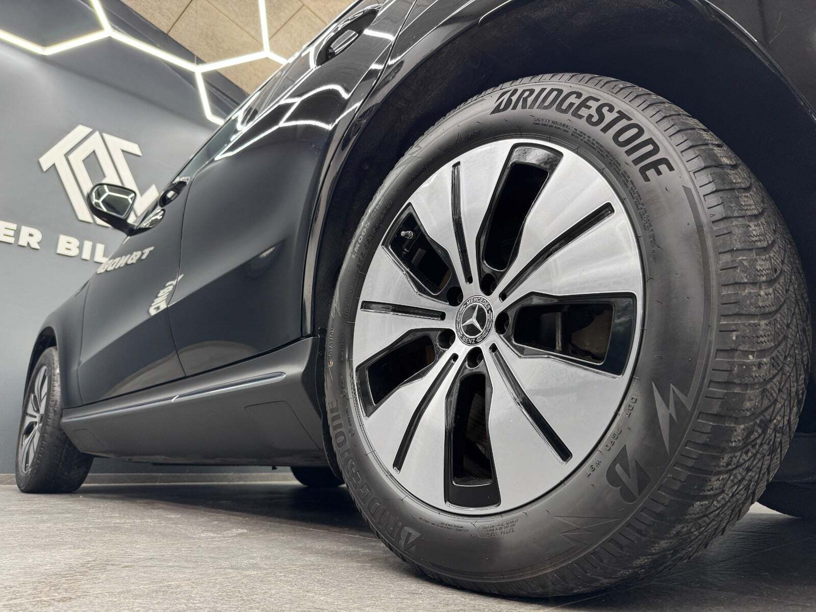 Sort Mercedes EQC400 fra 2023