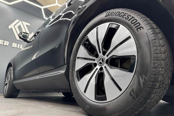 Sort Mercedes EQC400 fra 2023