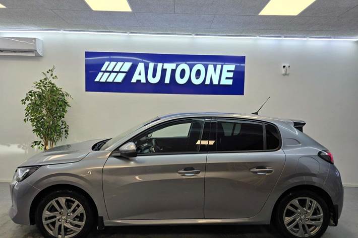 Grå Peugeot 208 fra 2021