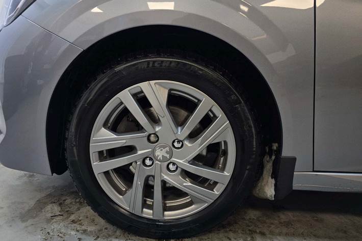 Grå Peugeot 208 fra 2021
