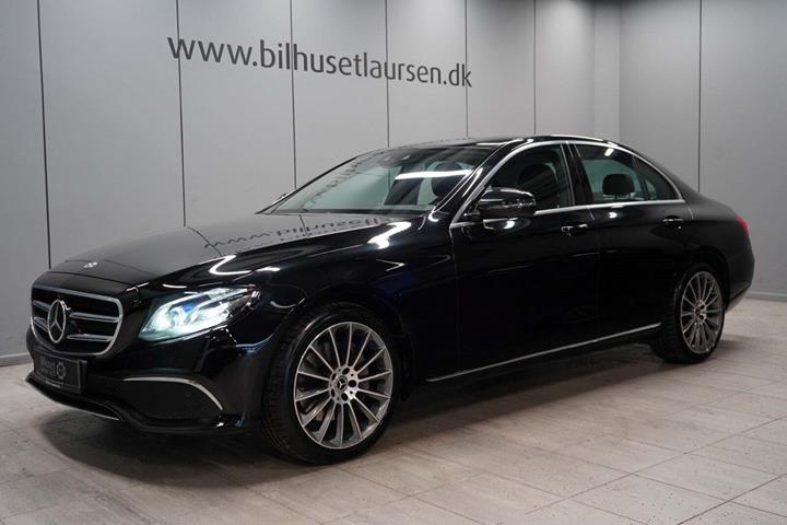 Sort Mercedes E350 fra 2018 set udefra