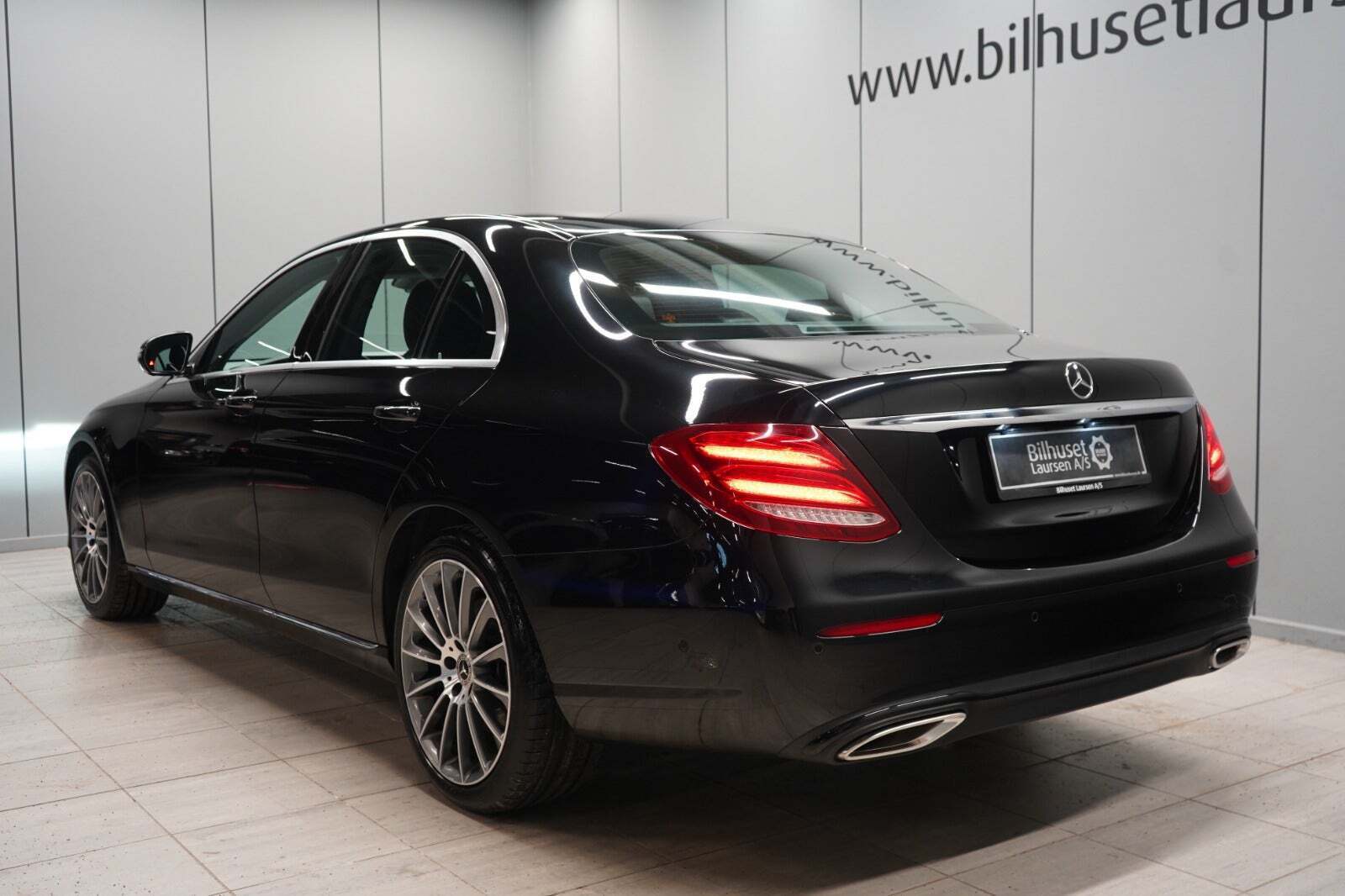 Sort Mercedes E350 fra 2018 set udefra