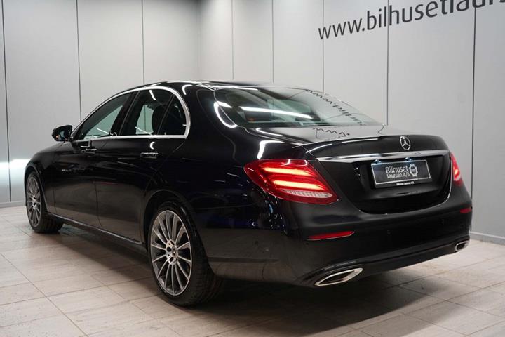 Sort Mercedes E350 fra 2018 set udefra
