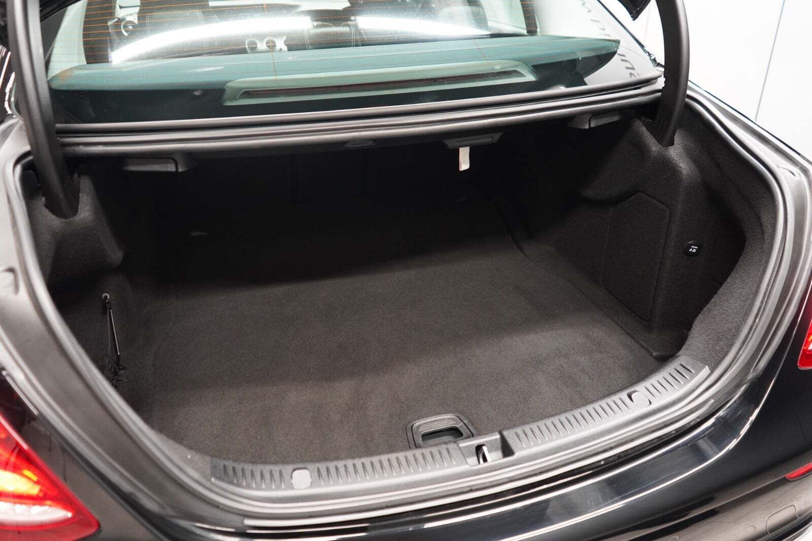 Sort Mercedes E350 fra 2018 set udefra
