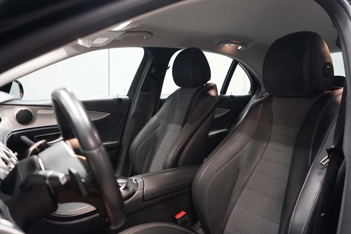 Sort Mercedes E350 fra 2018 set indefra
