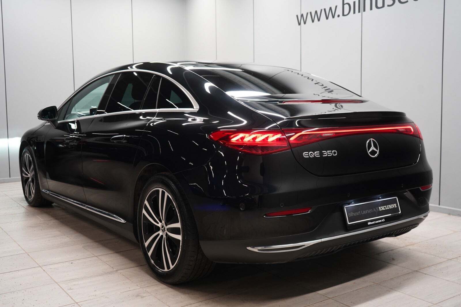 Sort Mercedes EQE350 fra 2023