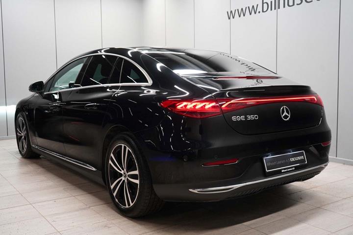 Sort Mercedes EQE350 fra 2023