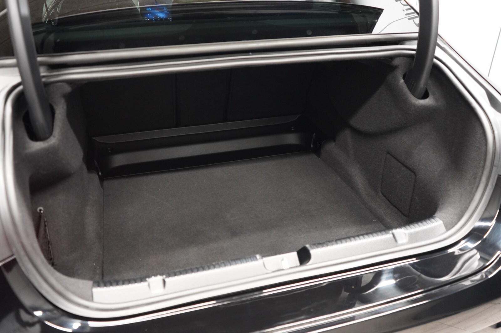 Sort Mercedes EQE350 fra 2023