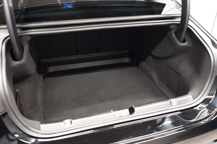 Sort Mercedes EQE350 fra 2023