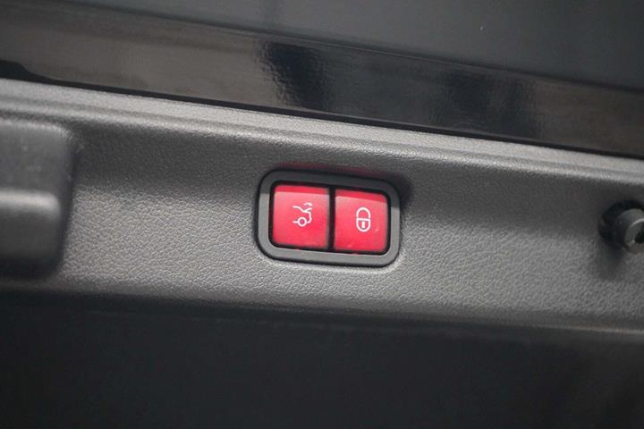 Sort Mercedes EQE350 fra 2023
