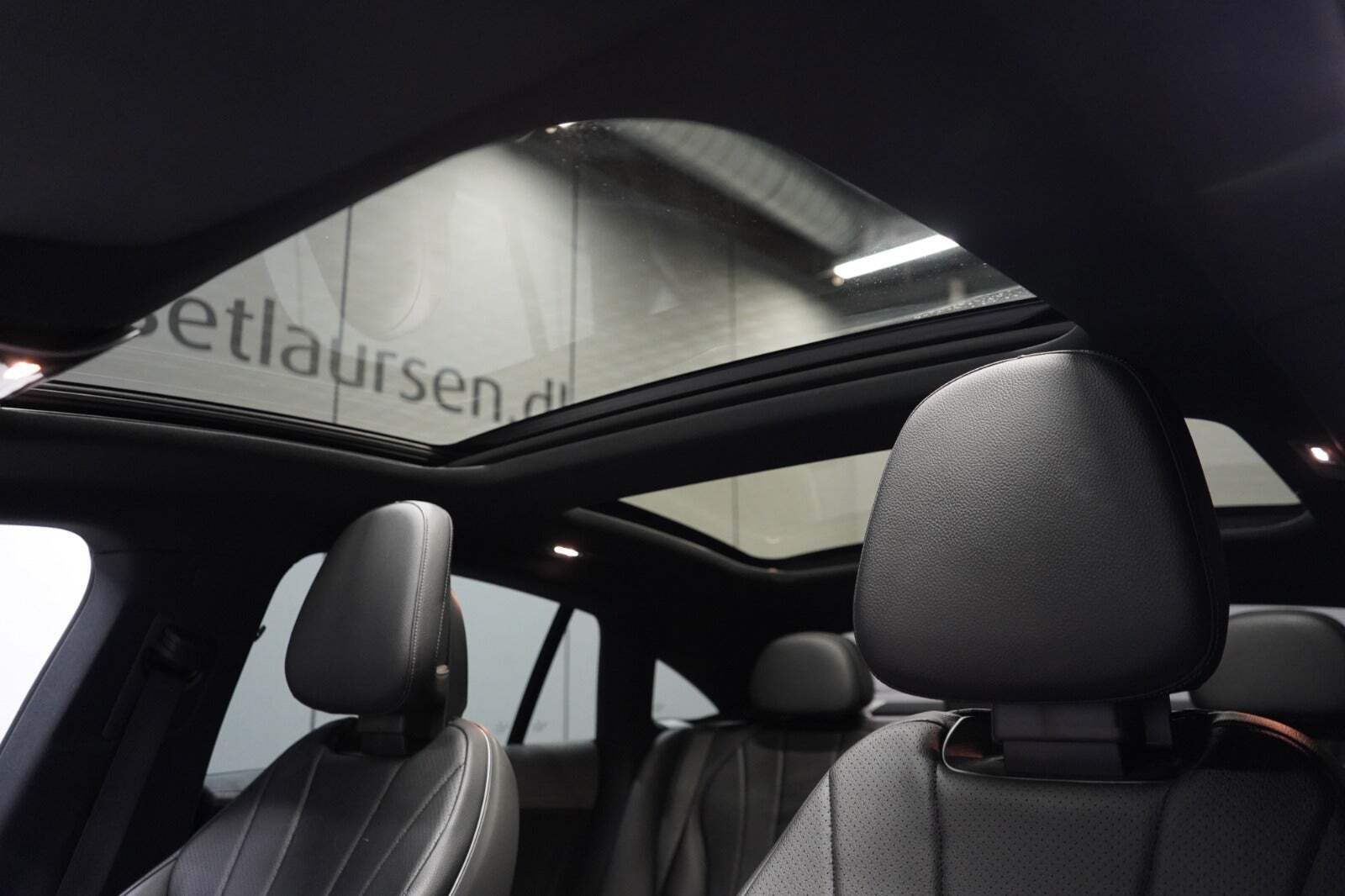 Sort Mercedes EQE350 fra 2023