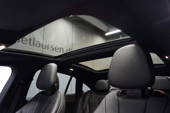 Sort Mercedes EQE350 fra 2023