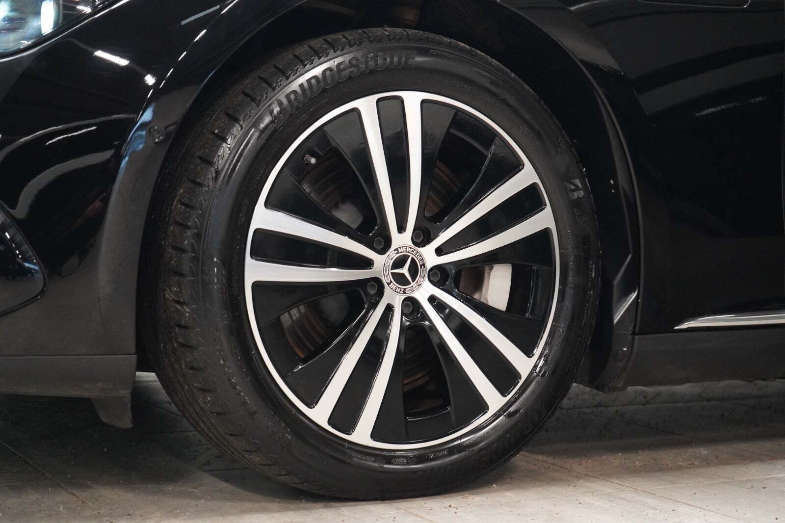 Sort Mercedes EQE350 fra 2023