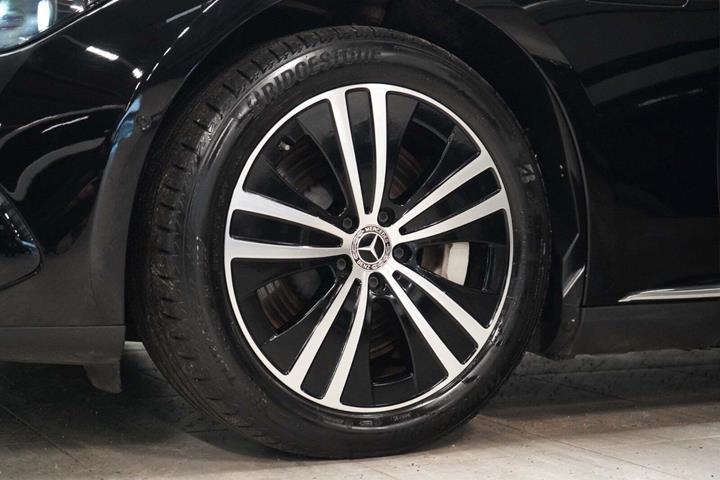 Sort Mercedes EQE350 fra 2023