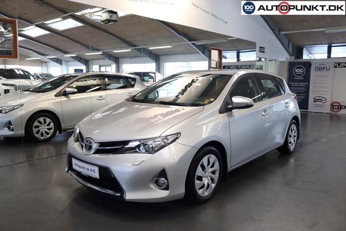 Sølv Toyota Auris fra 2013 set udefra