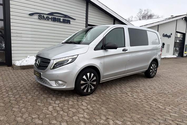 Sølv Mercedes Vito 119 fra 2020 set udefra