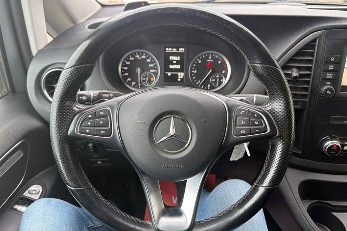 Sølv Mercedes Vito 119 fra 2020