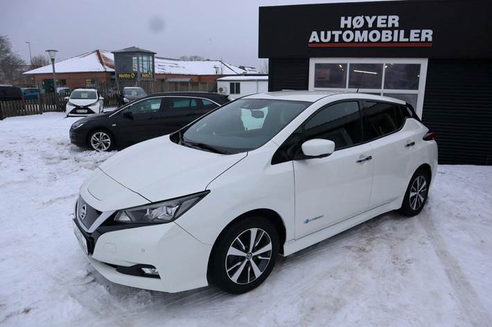 Hvid Nissan Leaf fra 2019 set udefra