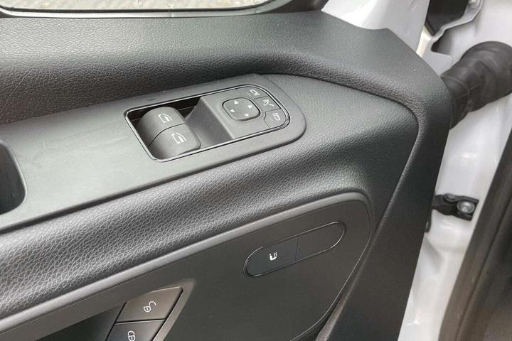 Hvid Mercedes Sprinter 317 fra 2023