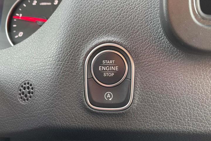 Hvid Mercedes Sprinter 317 fra 2023