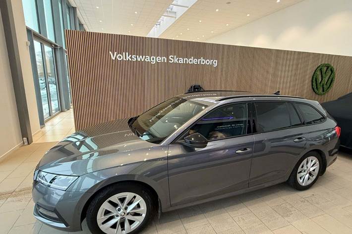 Grå Skoda Octavia fra 2022