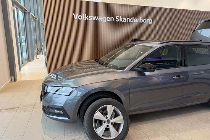 Grå Skoda Octavia fra 2022