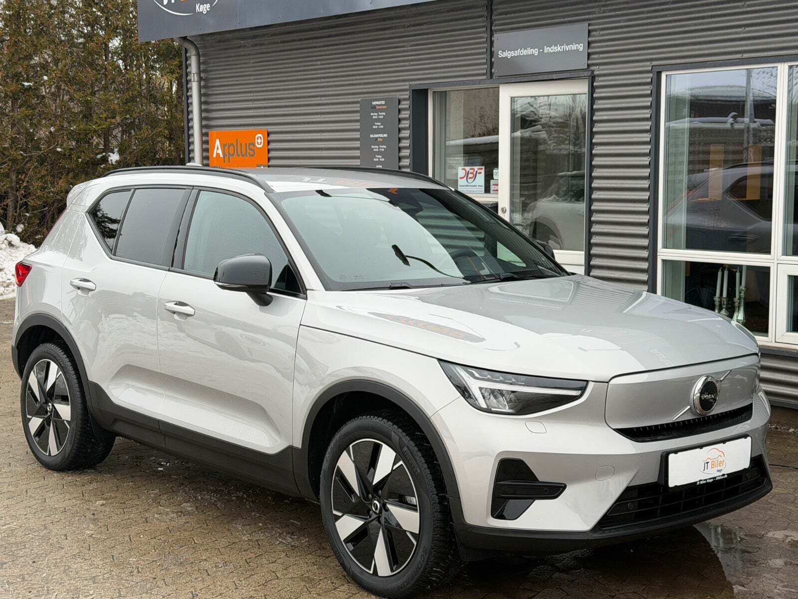 Sølv Volvo XC40 fra 2024 set udefra