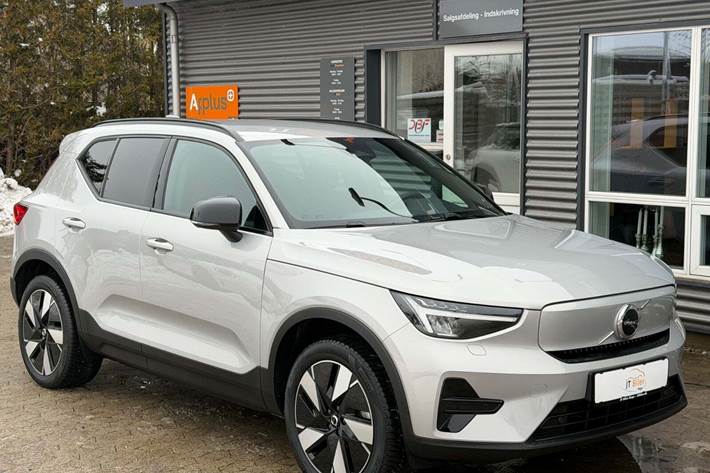 Sølv Volvo XC40 fra 2024 set udefra