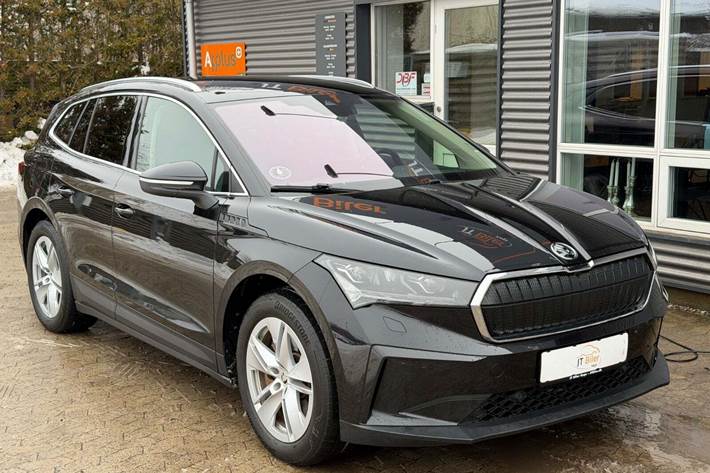 Sort Skoda Enyaq fra 2022 set udefra