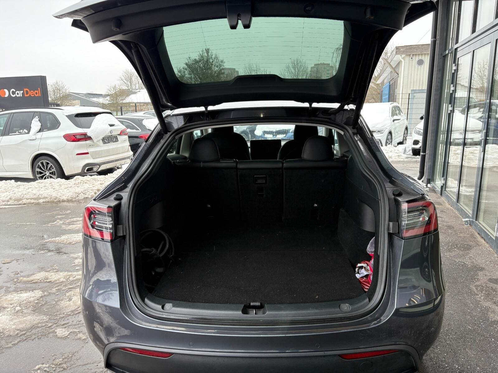 Grå Tesla Model Y fra 2022