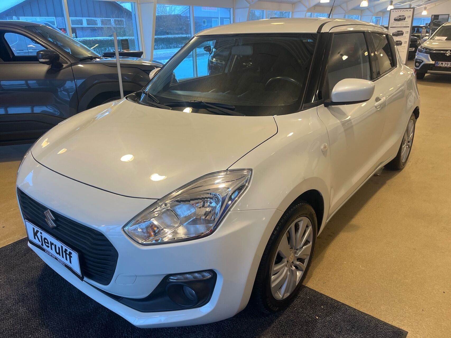 Hvid Suzuki Swift fra 2017 set udefra