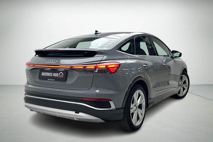 Grå Audi Q4 fra 2024