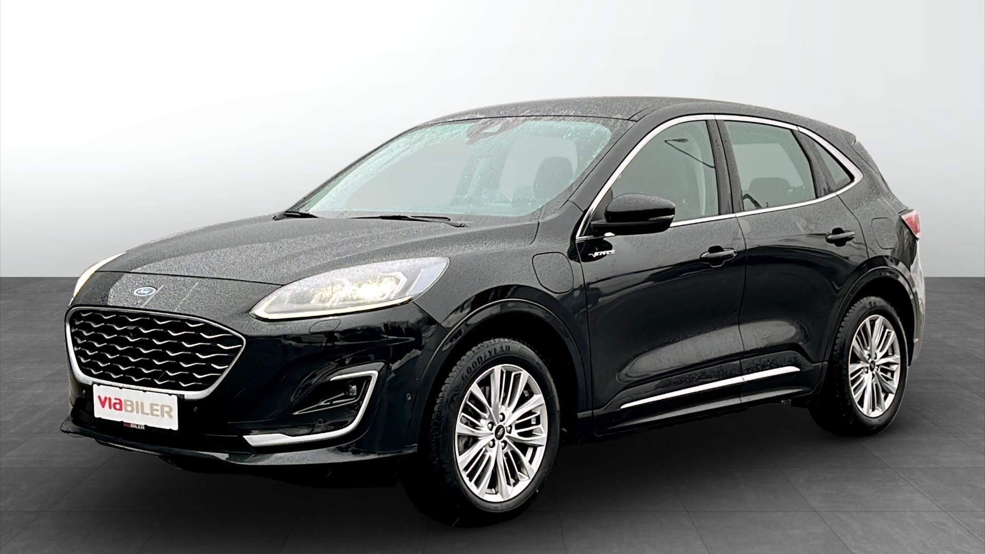 Sort Ford Kuga fra 2021 set udefra