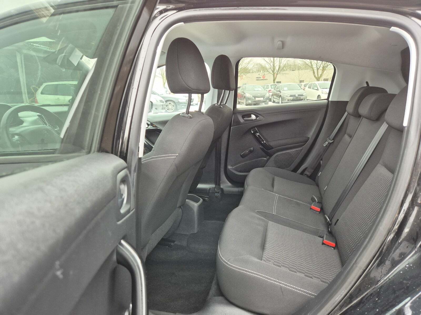 Grøn Peugeot 208 fra 2017