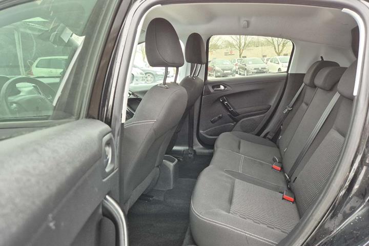 Grøn Peugeot 208 fra 2017
