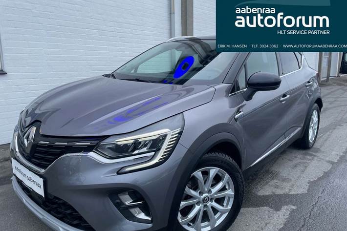 Grå Renault Captur fra 2021 set udefra