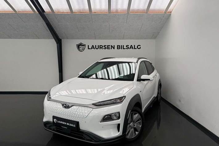 Hvid Hyundai Kona fra 2021 set udefra