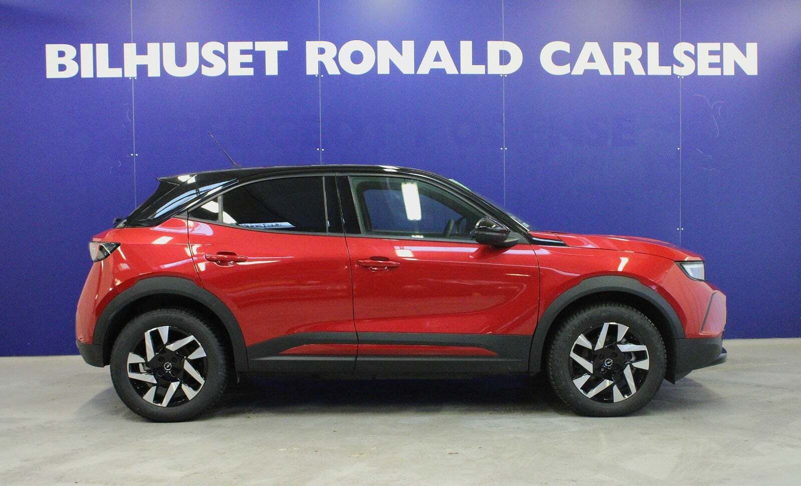 Rød Opel Mokka-e fra 2023