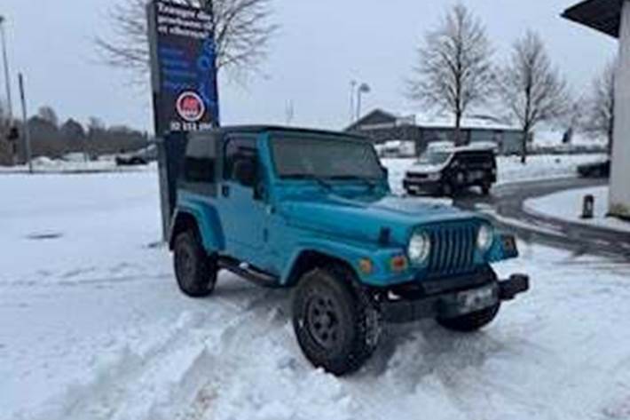 Blå Jeep Wrangler fra 2005 set udefra