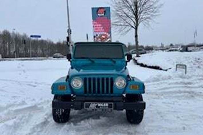 Blå Jeep Wrangler fra 2005 set udefra