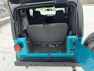 Blå Jeep Wrangler fra 2005 set indefra